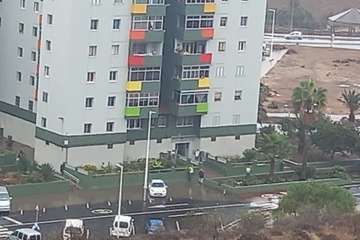 Una bolsa de agua deja incomunicados a los vecinos de un edificio de Jinámar (Telde)/TA.