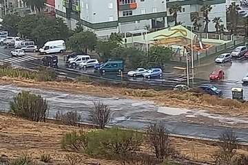 Una bolsa de agua deja incomunicados a los vecinos de un edificio de Jinámar (Telde)/TA.