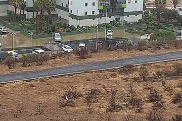 Una bolsa de agua deja incomunicados a los vecinos de un edificio de Jinámar (Telde)/TA.