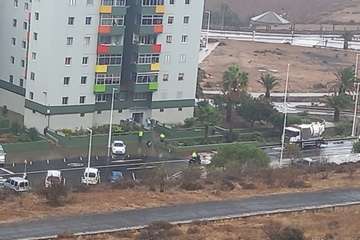 Una bolsa de agua deja incomunicados a los vecinos de un edificio de Jinámar (Telde)/TA.
