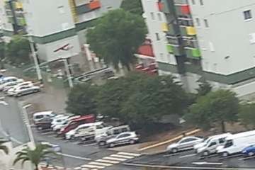 Una bolsa de agua deja incomunicados a los vecinos de un edificio de Jinámar (Telde)/TA.