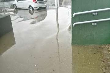Una bolsa de agua deja incomunicados a los vecinos de un edificio de Jinámar (Telde)/TA.