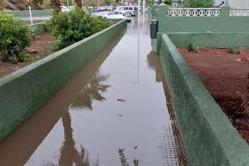 Una bolsa de agua deja incomunicados a los vecinos de un edificio de Jinámar (Telde)/TA.
