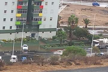 Una bolsa de agua deja incomunicados a los vecinos de un edificio de Jinámar (Telde)/TA.