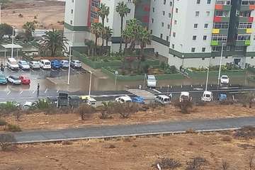 Una bolsa de agua deja incomunicados a los vecinos de un edificio de Jinámar (Telde)/TA.