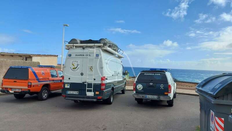 Vehículos de la Guardia Civil de y Protección Civil cerca el paseo marítimo de La Garita, a la altura del Bufadero/TA.