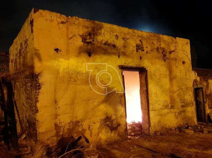 Las llamas eran visibles a través de los huecos de la vivienda/TA.