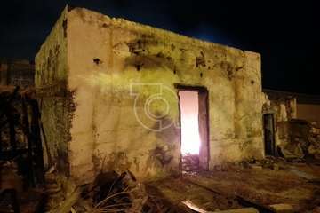 Fuego en un antiguo inmueble abandonado de La Pardilla (Telde)/TA.