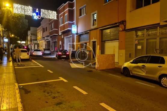 Un turismo golpea a tres vehículos y se lleva por delante la terraza de Bar Diego en Los Llanos/TA.