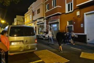 Un turismo golpea a tres vehículos y se lleva por delante la terraza de Bar Diego en Los Llanos/TA.