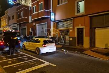 Un turismo golpea a tres vehículos y se lleva por delante la terraza de Bar Diego en Los Llanos/TA.