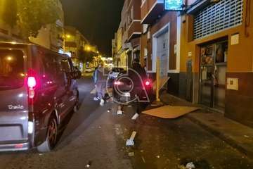 Un turismo golpea a tres vehículos y se lleva por delante la terraza de Bar Diego en Los Llanos/TA.