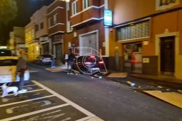 Un turismo golpea a tres vehículos y se lleva por delante la terraza de Bar Diego en Los Llanos/TA.