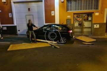 Un turismo golpea a tres vehículos y se lleva por delante la terraza de Bar Diego en Los Llanos/TA.