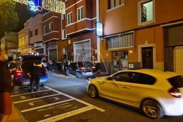 Un turismo golpea a tres vehículos y se lleva por delante la terraza de Bar Diego en Los Llanos/TA.