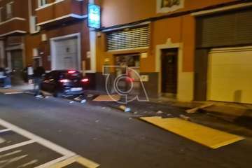 Un turismo golpea a tres vehículos y se lleva por delante la terraza de Bar Diego en Los Llanos/TA.