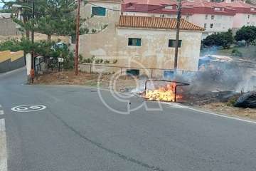 Dos contenedores de basura quedan totalmente calcinados en Jinámar (Telde)/TA.