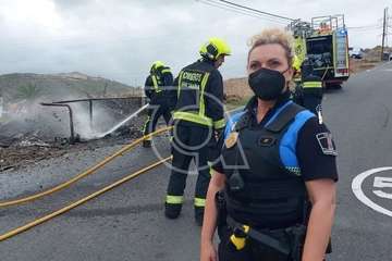 Dos contenedores de basura quedan totalmente calcinados en Jinámar (Telde)/TA.