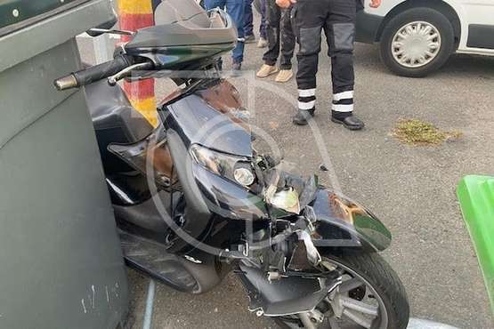Un todoterreno alcanza a un motorista en una calle de Telde cuando salía del garaje y le causa varios traumatismo/TA.