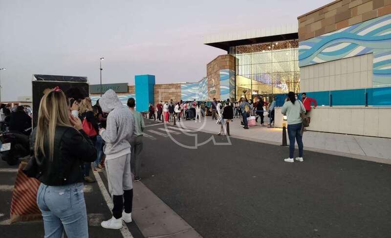 Clientes en la calle tras el desalojo del Centro Comercial El Mirador/TA.