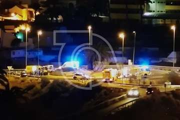 Vuelco de un vehículo en la rotonda de Tara (Telde)/TA.