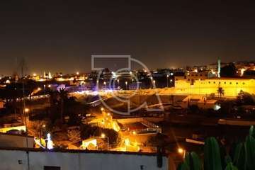 Vuelco de un vehículo en la rotonda de Tara (Telde)/TA.