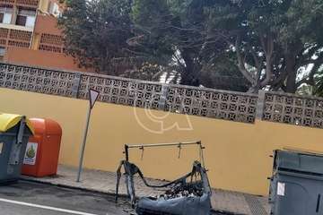 El vandalismo reduce a cenizas un contenedor en Las Remudas (Telde)/TA.