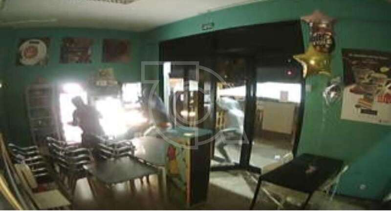 Imagen captada de la cámara de seguridad en el momento en que entran los ladrones en el local/TA.