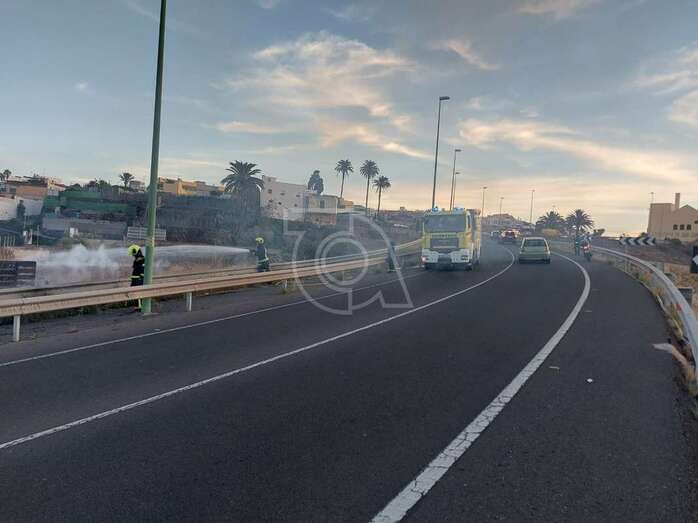 Bomberos apagando las llamas del incendio/TA.