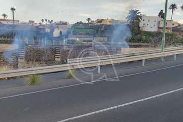 Los bomberos sofocan en Telde un incendio de hierbajos junto a la carretera GC-41/TA.