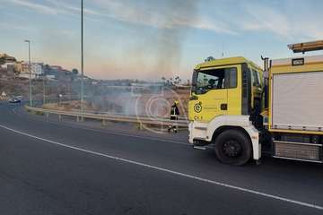 Los bomberos sofocan en Telde un incendio de hierbajos junto a la carretera GC-41/TA.