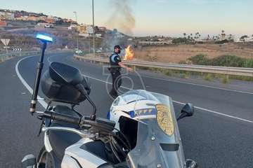 Los bomberos sofocan en Telde un incendio de hierbajos junto a la carretera GC-41/TA.