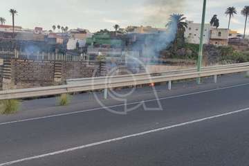 Los bomberos sofocan en Telde un incendio de hierbajos junto a la carretera GC-41/TA.