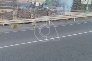Los bomberos sofocan en Telde un incendio de hierbajos junto a la carretera GC-41/TA.