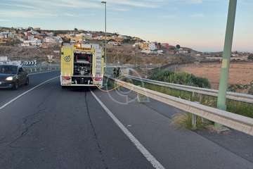 Los bomberos sofocan en Telde un incendio de hierbajos junto a la carretera GC-41/TA.