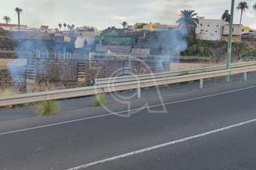 Los bomberos sofocan en Telde un incendio de hierbajos junto a la carretera GC-41/TA.
