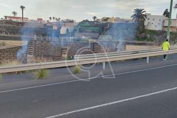 Los bomberos sofocan en Telde un incendio de hierbajos junto a la carretera GC-41/TA.