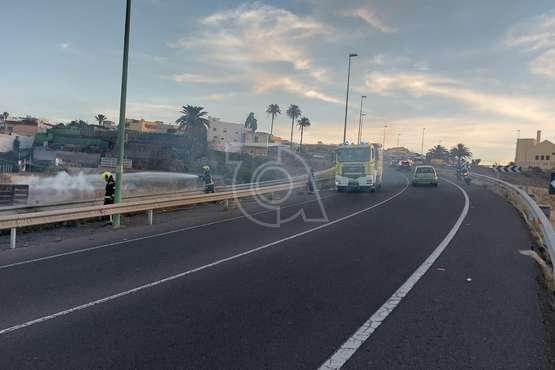 Los bomberos sofocan en Telde un incendio de hierbajos junto a la carretera GC-41/TA.