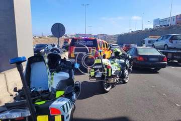Otro accidente en la GC-1 deja tres heridos en una colisión de dos turismo y una moto, a la altura de Las Terrazas/TA.