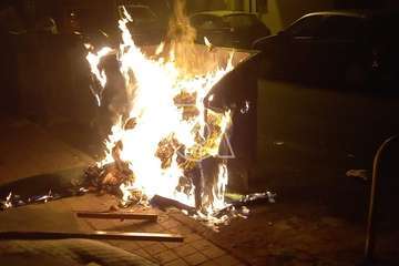 Las Huesas madruga con el incendio de un contenedor en una de sus calles/TA.