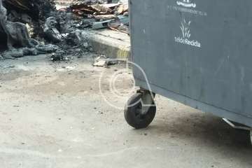 Las Huesas madruga con el incendio de un contenedor en una de sus calles/TA.