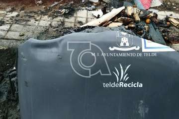 Las Huesas madruga con el incendio de un contenedor en una de sus calles/TA.