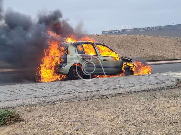 Incendio del vehículo la vía que comunica el Centro Comercial de Las Terrazas con el Valle de Jinámar/TA.