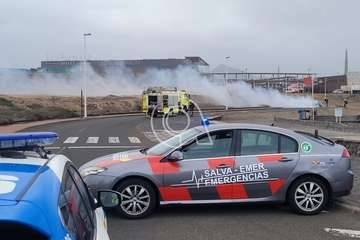 Un vehículo queda completamente calcinado en un incendio en una vía de Las Terrazas (Telde)/TA.