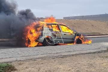 Un vehículo queda completamente calcinado en un incendio en una vía de Las Terrazas (Telde)/TA.