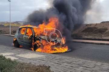 Un vehículo queda completamente calcinado en un incendio en una vía de Las Terrazas (Telde)/TA.
