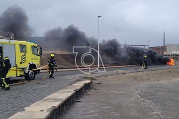 Un vehículo queda completamente calcinado en un incendio en una vía de Las Terrazas (Telde)/TA.