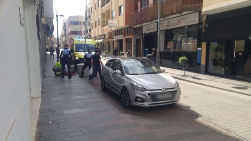 El hombre, auxiliado por agentes de la Policía Local mientras llegaba la ambulancia del SUC.
