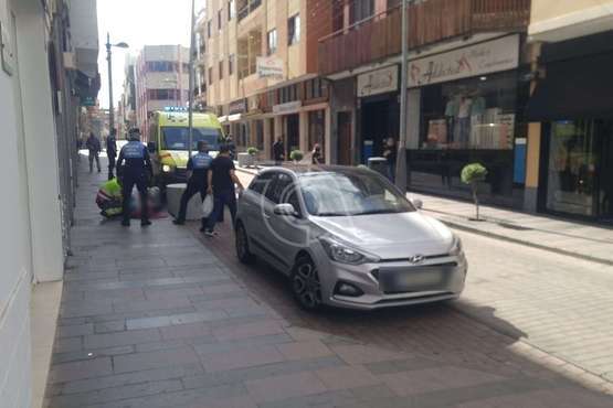 Un hombre sufre un desvanecimiento cuando caminaba por una calle de Los Llanos de Telde/TA.