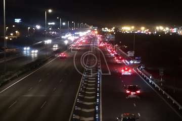 Una hormigonera pierde parte de su carga en la GC-1, a su paso por Telde/TA.